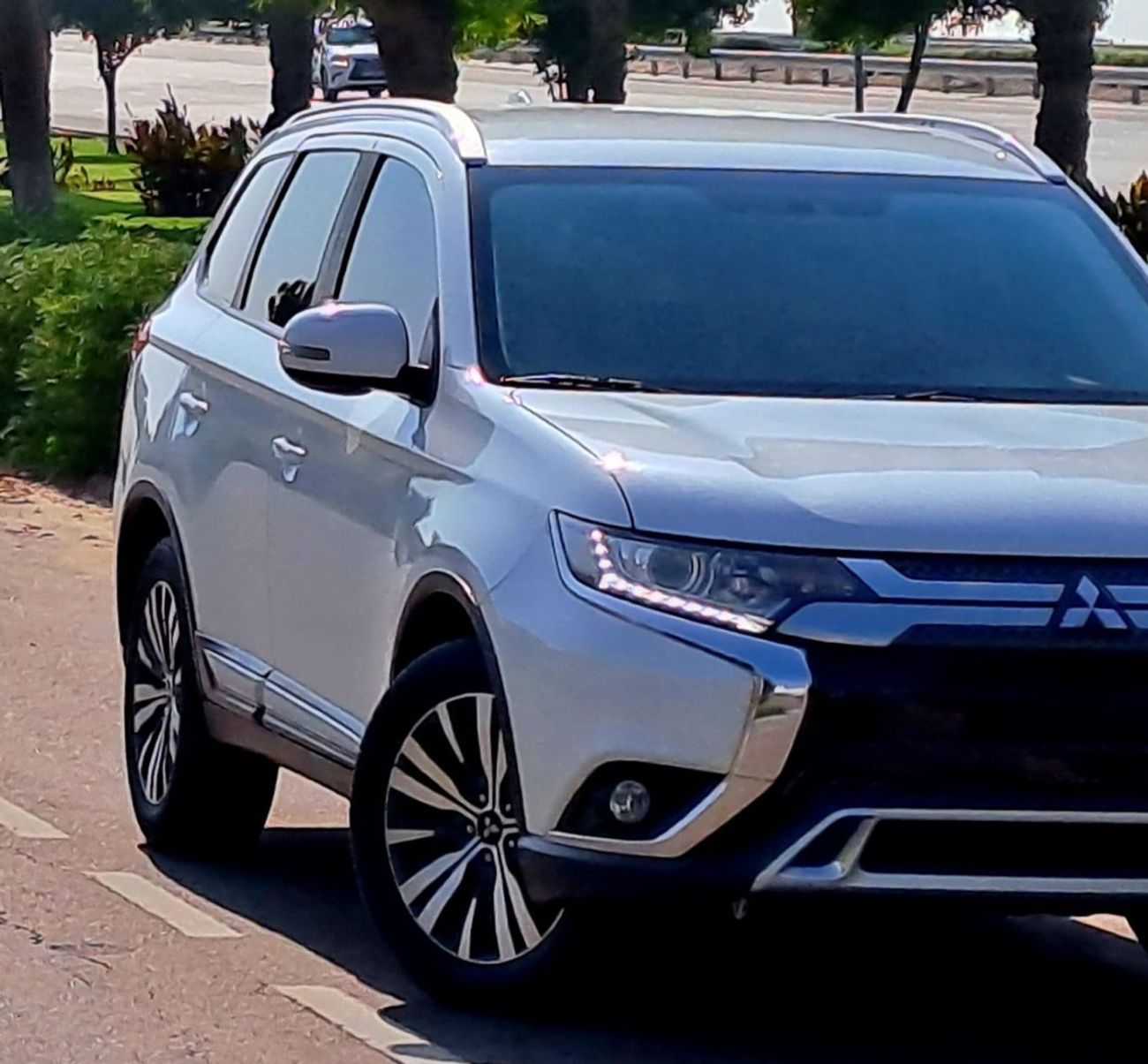 ميتسوبيشي آوتلاندر GLX Basic 2.4L (7 Seater) 960-Monthly l GCC l Cruise, Camera, 4x4 l Accident Free