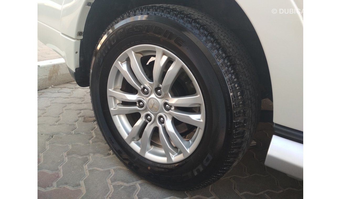 Mitsubishi Pajero 2013 WHITE 3.8 GCC FULL OPTION NO PAIN NO ACCIDENT PERFECT