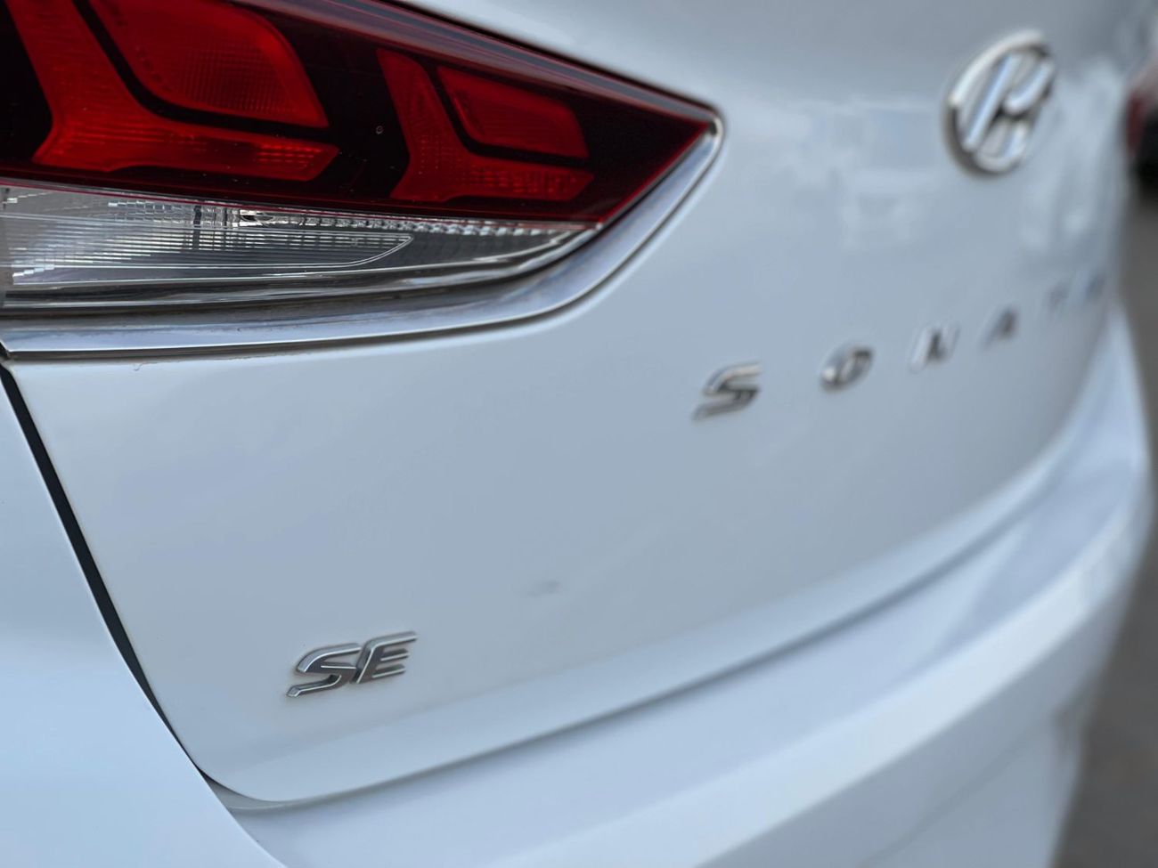 هيونداي سوناتا فئة SE / محرك 2.4 لتر V4 / نظام مراقبة النقطة العمياء / شاشة كبيرة / نظام أندرويد أوتو / نظام أبل كا