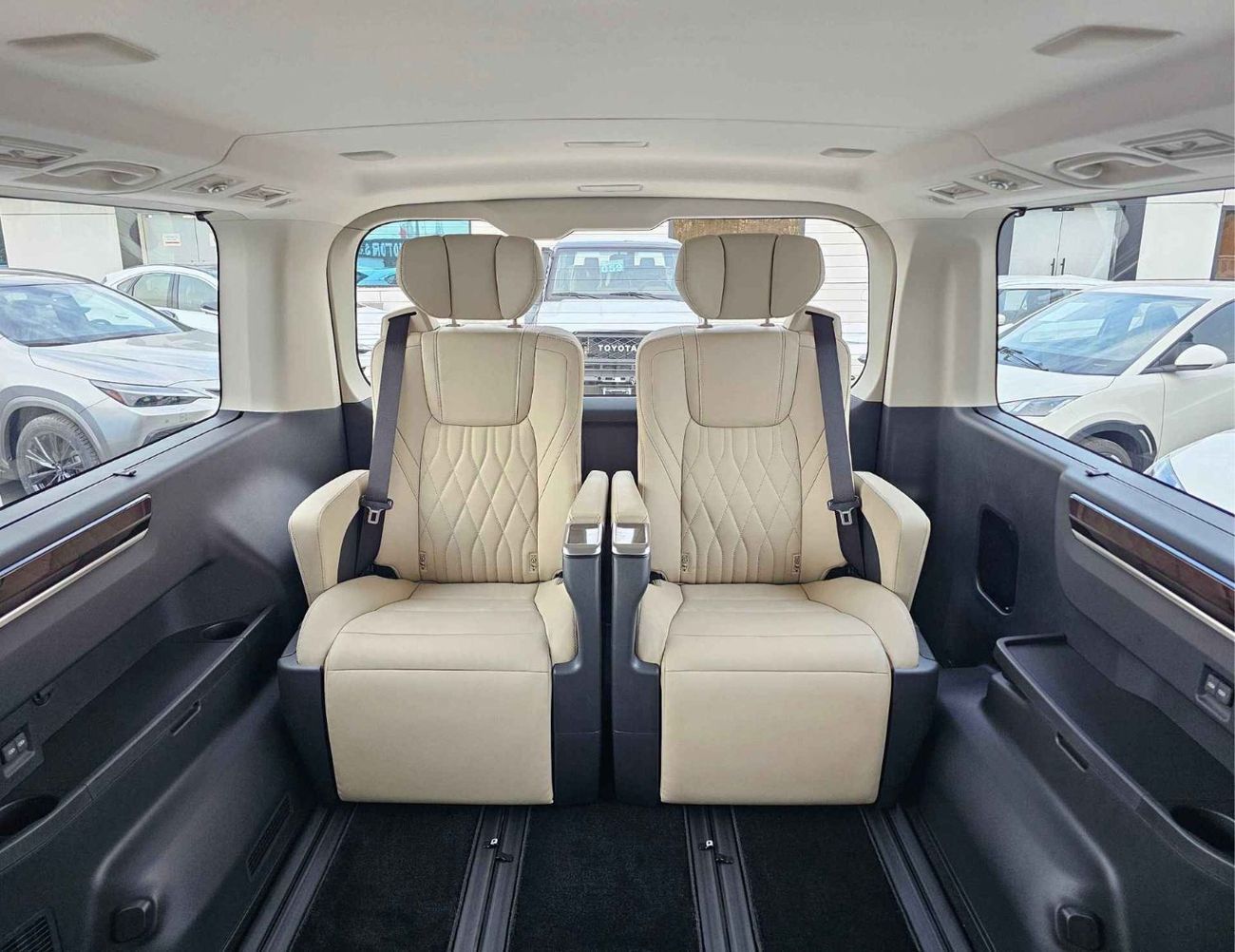 Toyota Granvia PREMIUM LUXURY / 3.5L V6 PETROL A/T / RADAR / 360*CAMERAS / VIP SEATS (CODE # GNPPR)