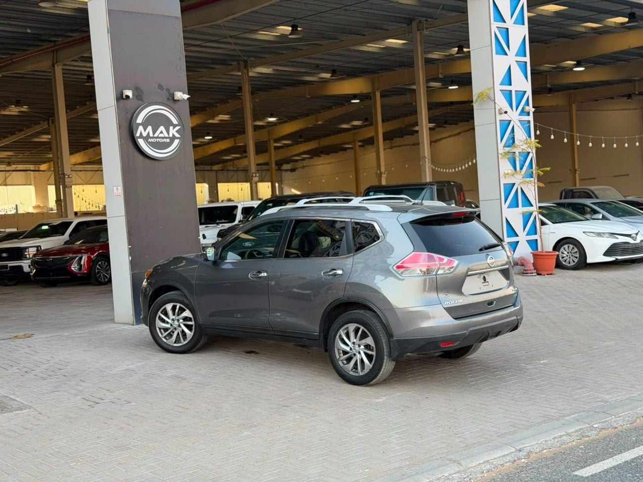 نيسان روج SV (NON GCC) SL / V4 2.5L / PANORAMIC SUNROOF /360 CAMERA / BIG SCREEN / 4X4 / RIMS / IN PERFECT CON
