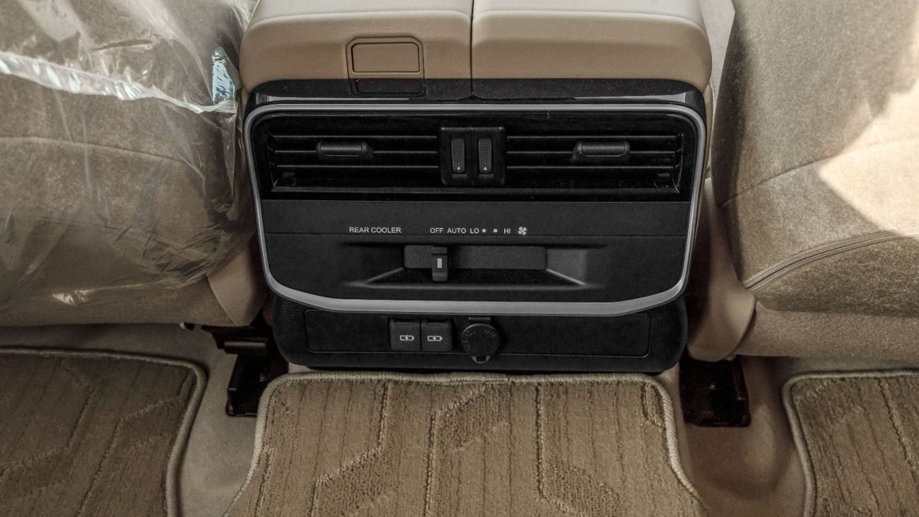 Toyota Land Cruiser GXR 2026 Toyota Land Cruiser GXR 3.3L AT Diesel (White-Beige) Basic