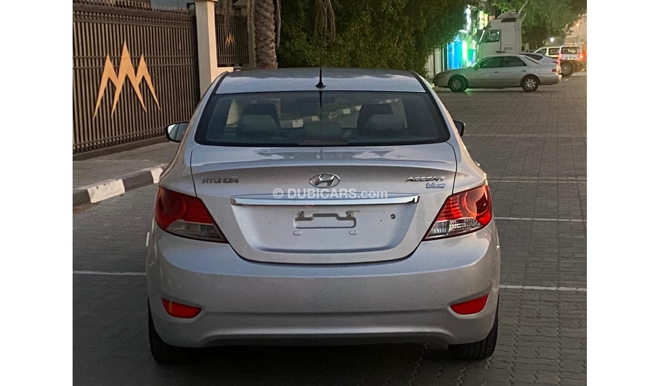 هيونداي أكسنت GL هيونداي اكسنت موديل : 2012 ممشى :157000 كم السعر : 20000 درهم مواصفات خليجة V4 1.6L بدون حوادث نظ