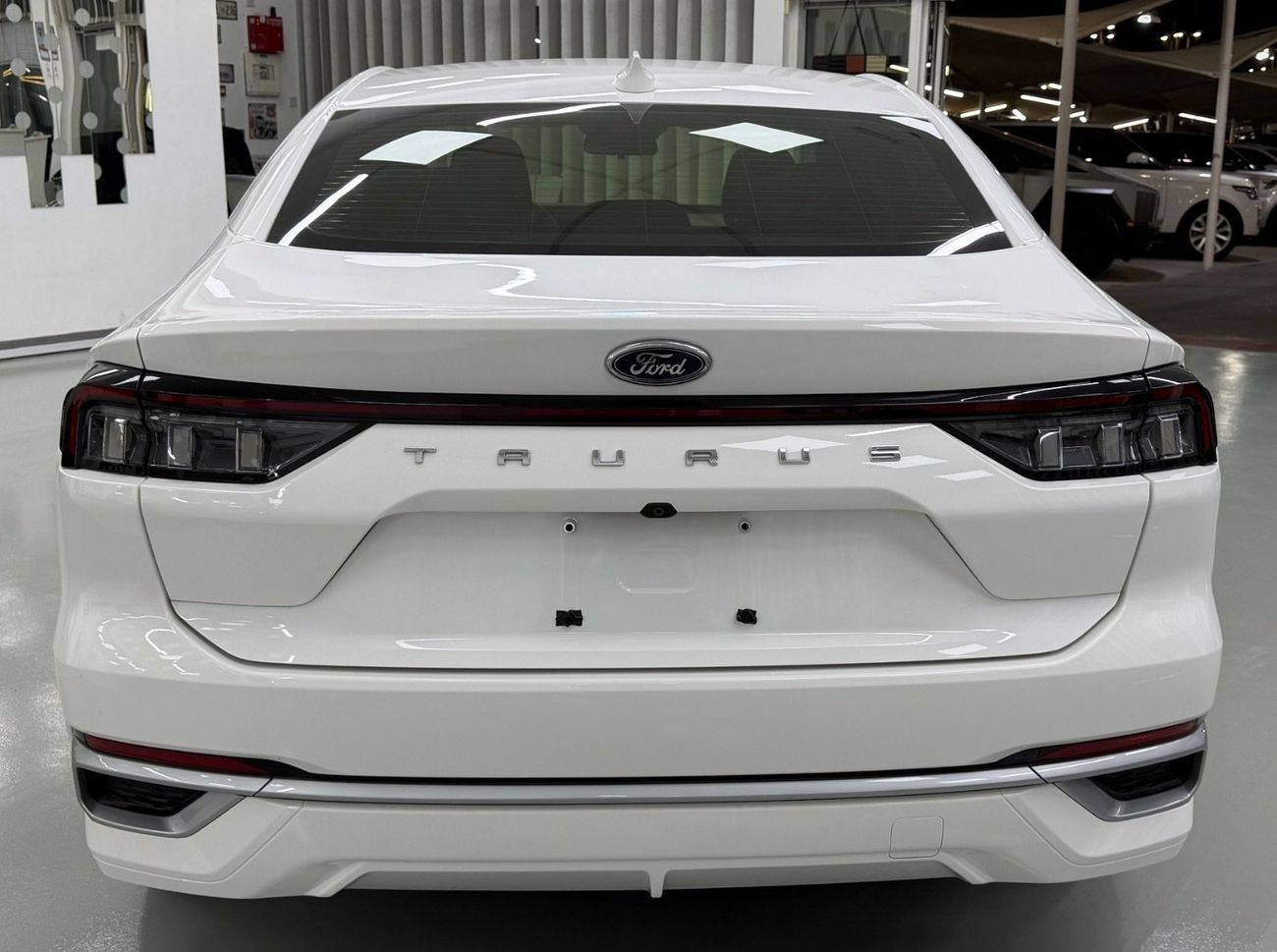 Ford Taurus GCC .. FSH .. Perfect condition .. Sunroof