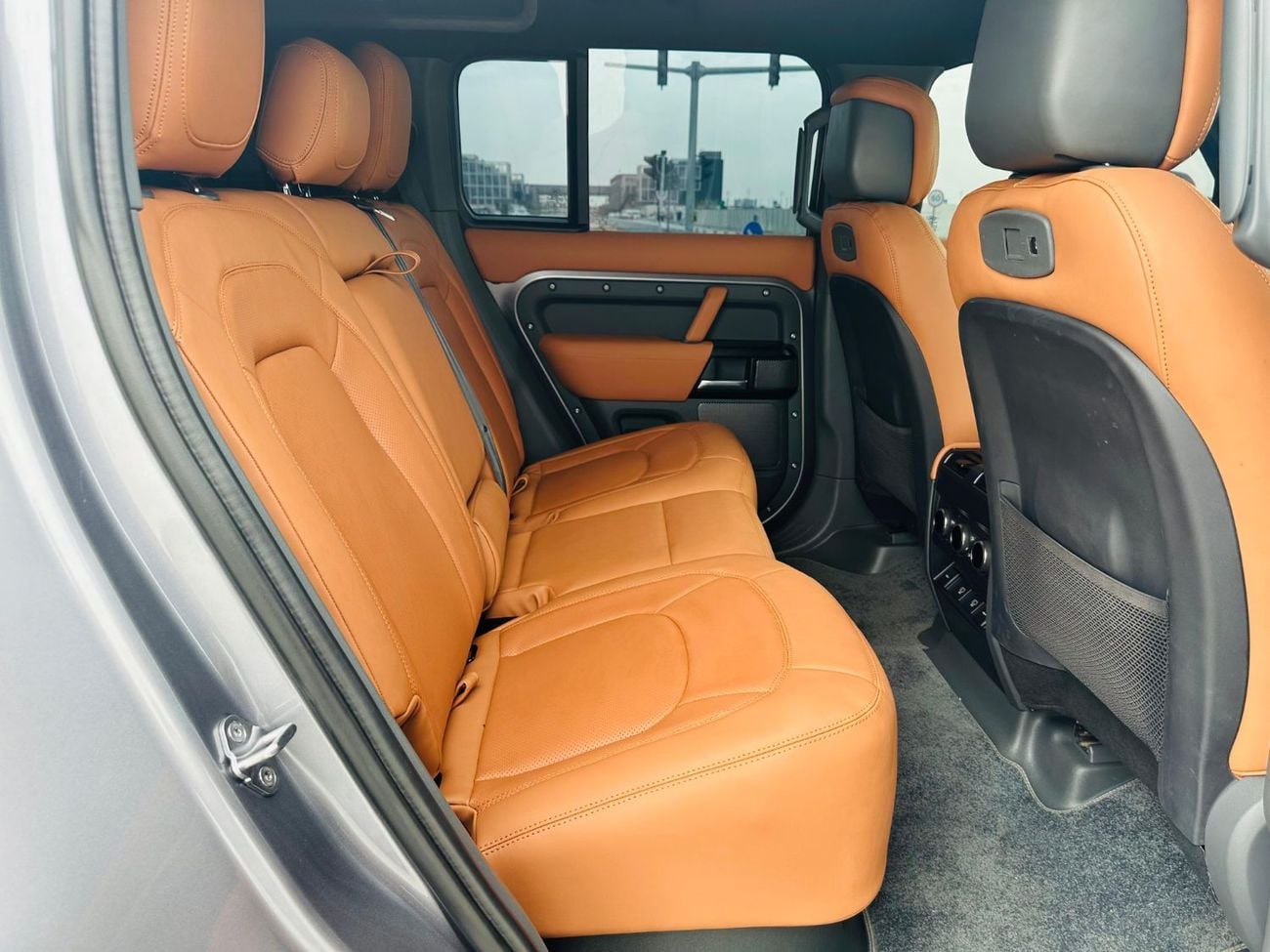 Land Rover Defender P400 110 HSE 3.0L (5 Seater)