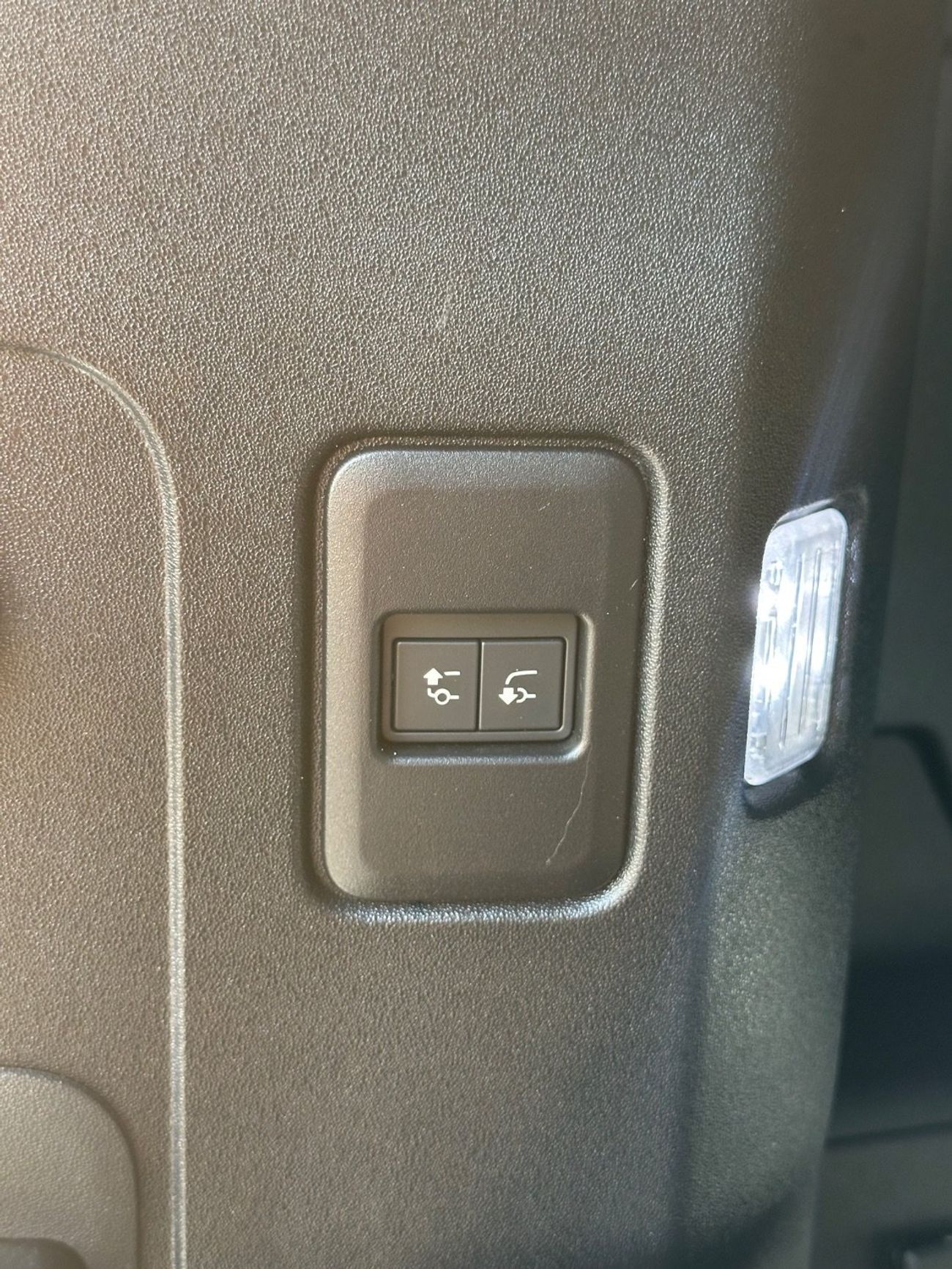 Land Rover Defender P300 90 S 2.0L (5 Seater)