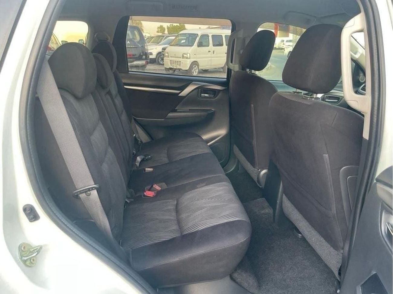 ميتسوبيشي باجيرو Diesel 2.4 Liter Right Hand Drive Automatic 4WD T.V Back Camera