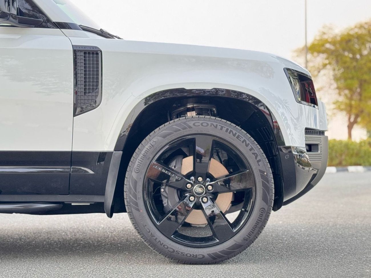 Land Rover Defender P400 110 X-Dynamic HSE 3.0L (5 Seater)