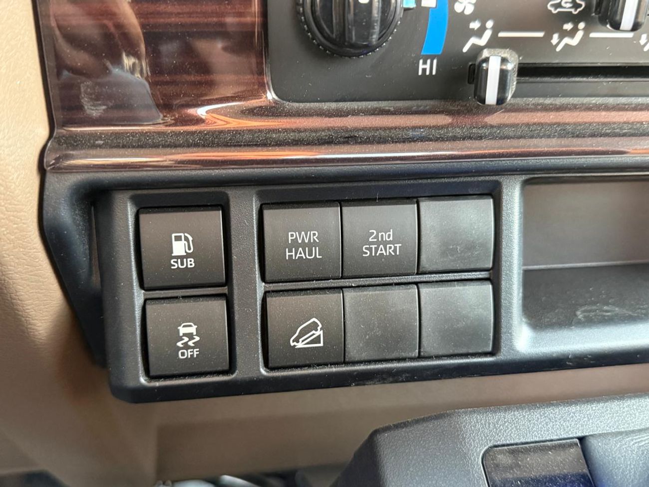 Toyota Land Cruiser Pick Up LC 79 Pickup S/C 4.0L Petrol A/T Full Option 2025 Model