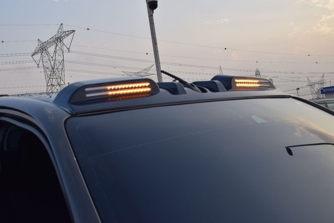 تويوتا هيلوكس 4X4 Diesel 2.8L (Right Hand)