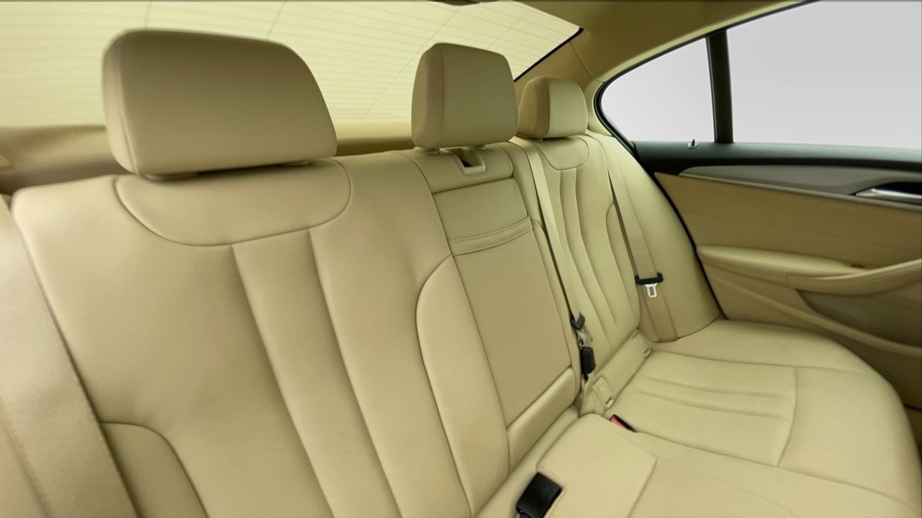 بي أم دبليو 520i EXCLUSIVE 2 | بدون دفعة مقدمة | اختبار القيادة في المنزل