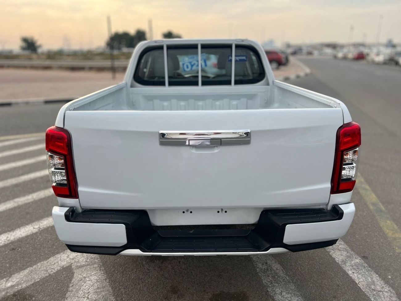 Mitsubishi L200 2019 Mitsubishi L 200 2.4L GL   Pick-Up Petrol 4X4 Manual - Power Window - Double Cabin - GCC spec