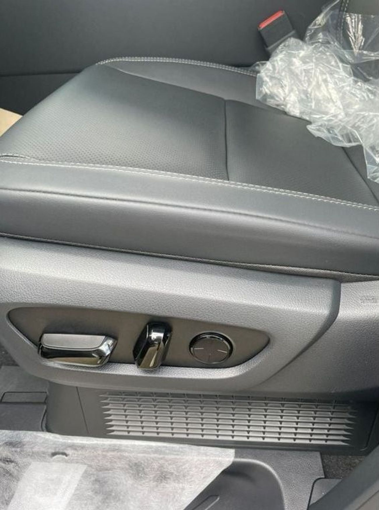 لكزس LM 350h 2.5L Hybrid 4 seater VIP 2024 YM (For export only)