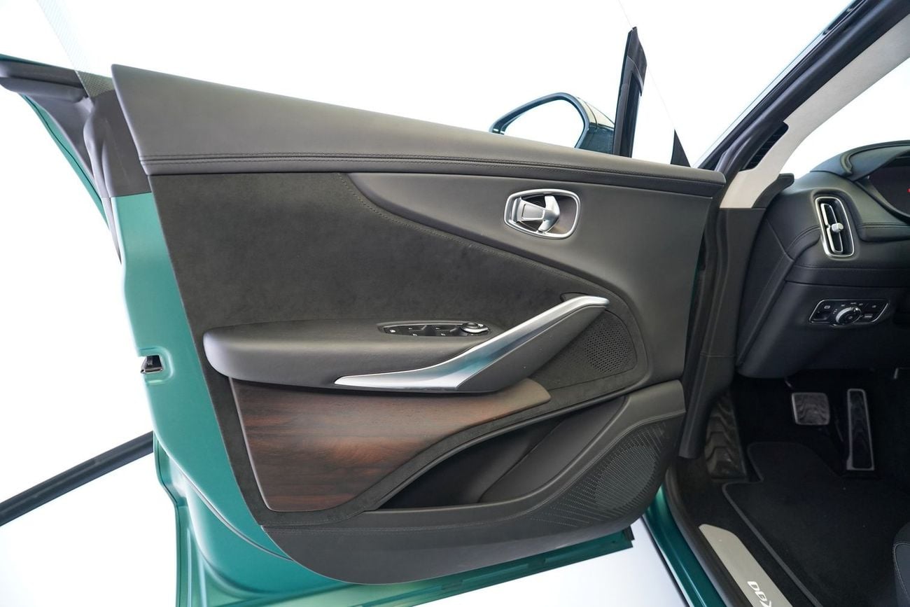 Aston Martin DBX 550