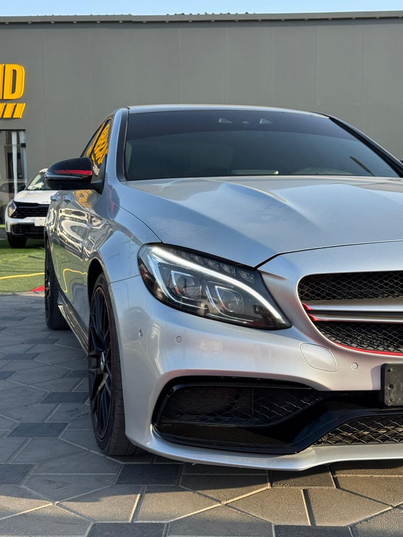 مرسيدس بنز C 63 AMG Std 4.0L (5 Seater)