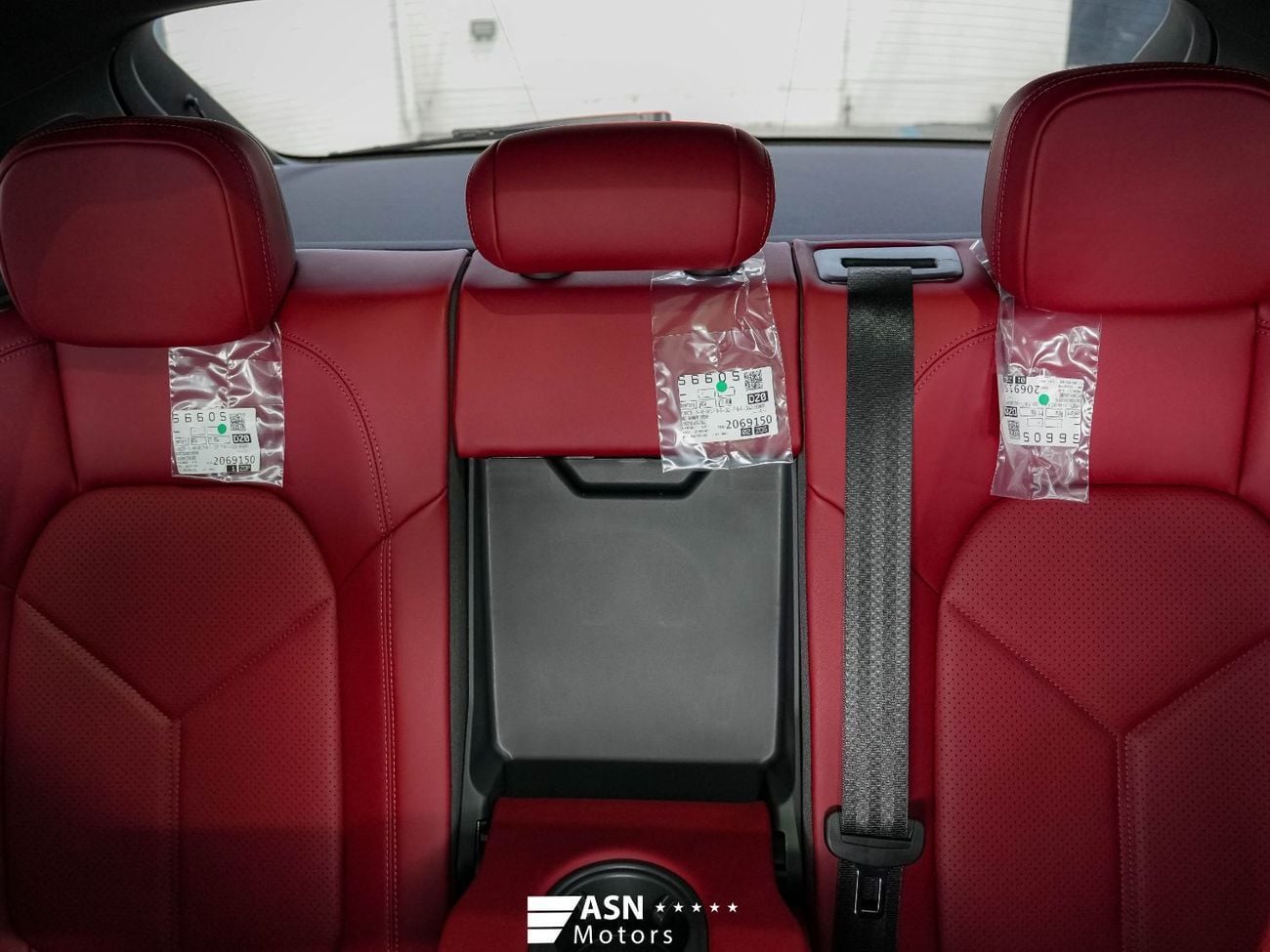 بورش ماكان PURSUING DREAMS EDITION (NON GCC) 2025 2.0 Turbo (Clearance Price)