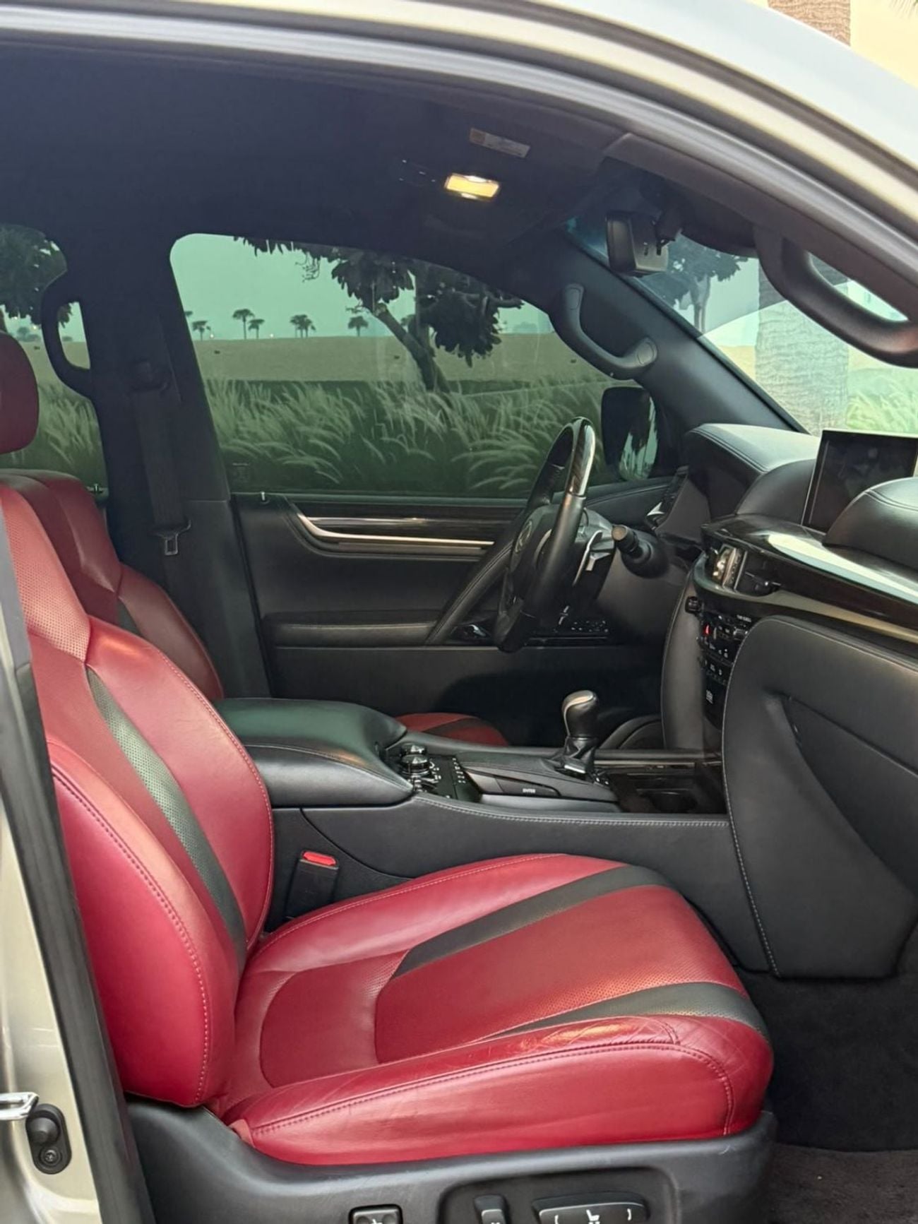 لكزس LX 570 بلاتينيوم سيجنتشر