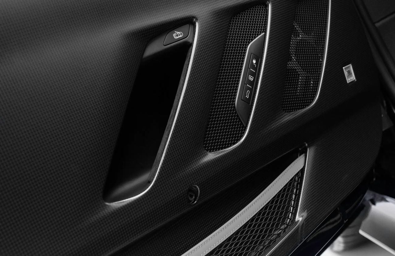 فيراري SF90 سبيدر 4.0L Twin-Turbocharged V8 + 3 Electric Motors