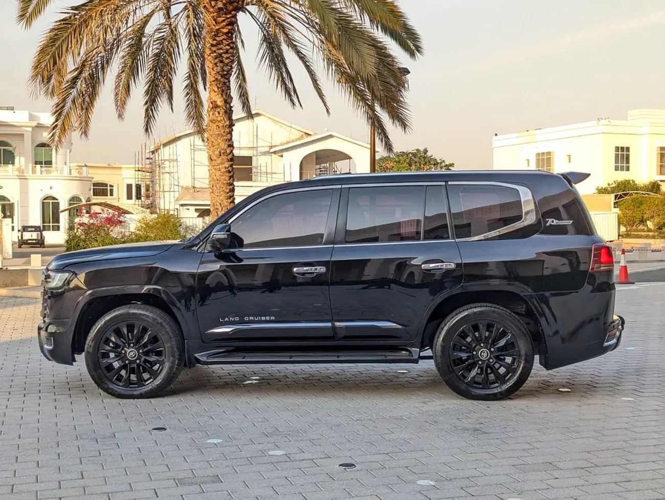 Toyota Land Cruiser FACELIFTED VXR V8 FULL OPTION GCC IN EXCELLENT CONDITION