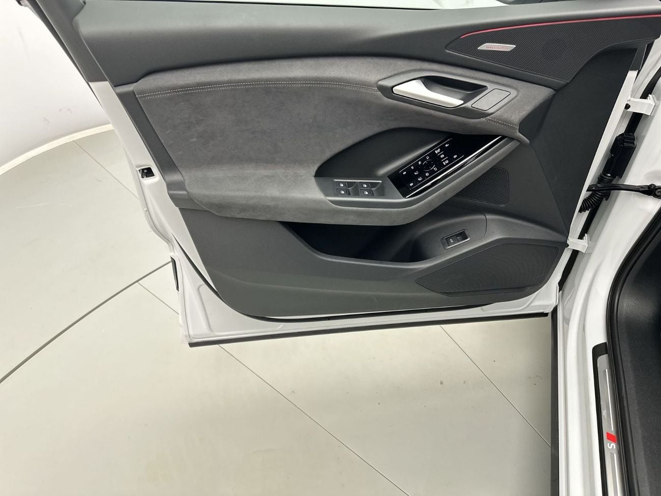 أودي Q6 إيترون SQ6 SUV e-tron quattro 490hp (Ref# 17711)