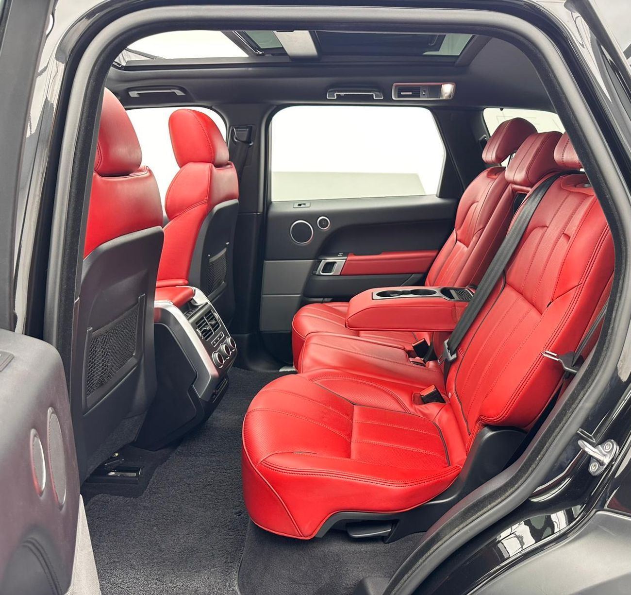 Land Rover Range Rover Sport HSE Dynamic 3.0L 2017 Range Rover Sport HSE Dynamic, Full Service History, Excellent Condition, GCC