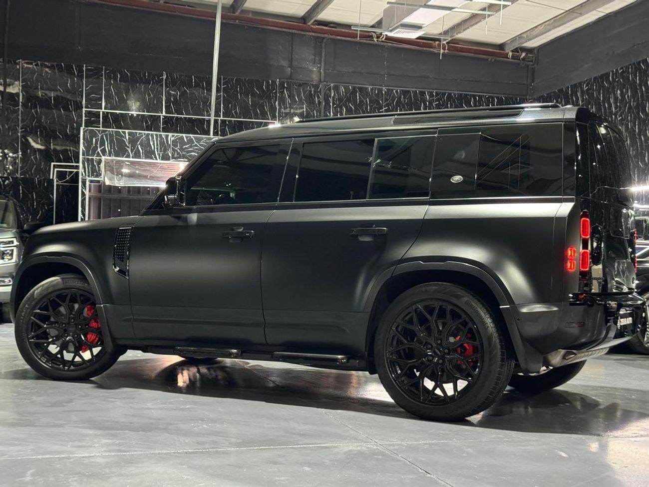 لاند روفر ديفندر 110 SE P400 3.0L 2023 Land Rover Defender, 2028 Land Rover Defender Warranty + Service Pack, GCC