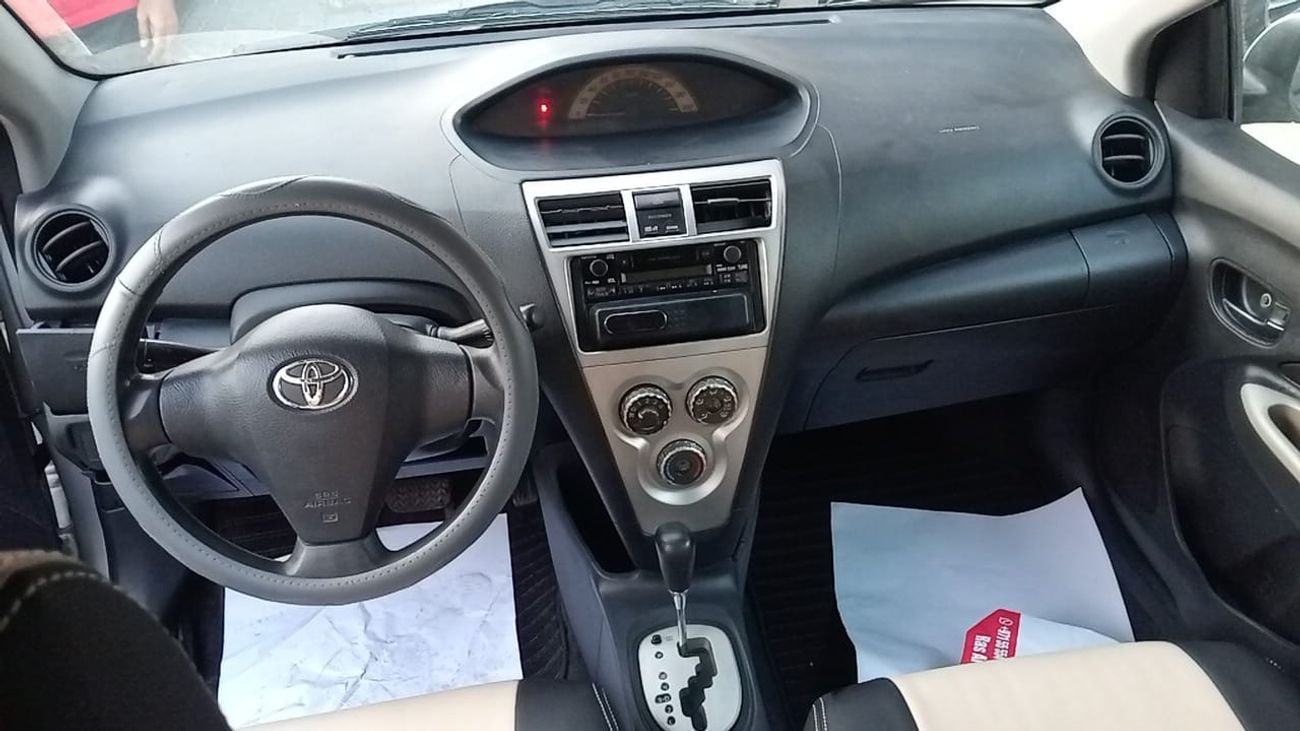 Toyota Yaris BASE