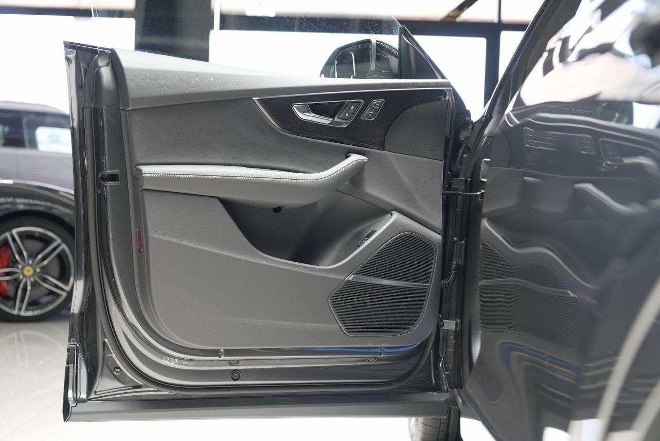 Audi Q8 55 TFSI quattro (340 HP) 2025 AUDI Q8 S-LINE 55 TFSI Quattro + 10% for local