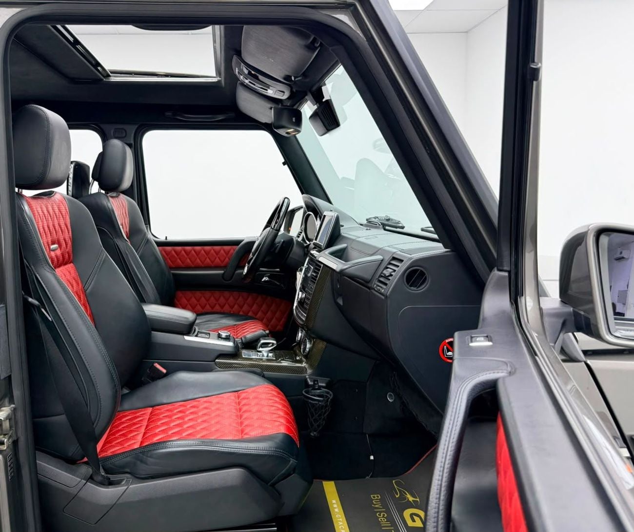 Mercedes Benz G63 AMG STD 2015 Mercedes G63 AMG, Full Service History, Carbon Fiber Interior, Excellent Condition, GCC