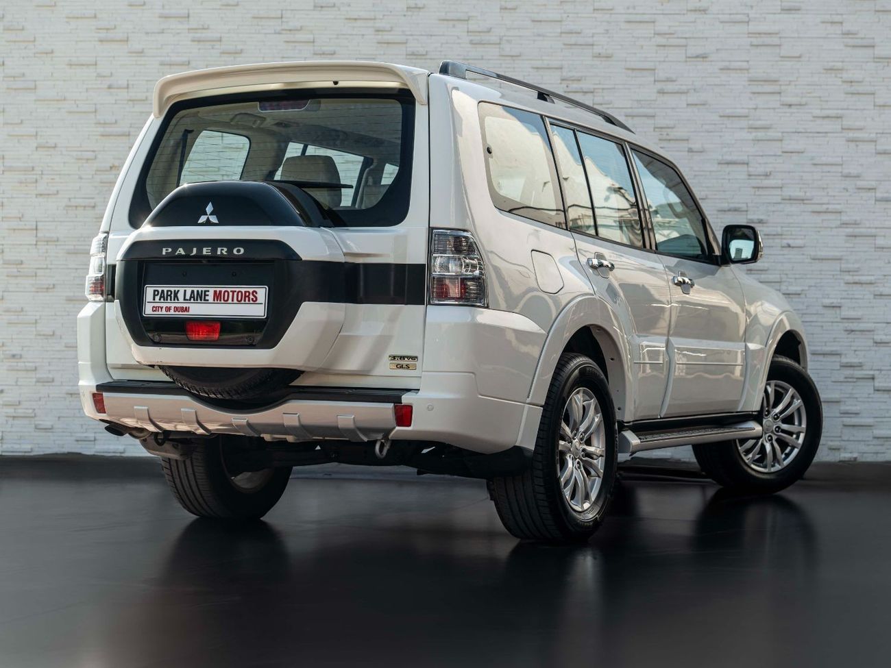 Used Mitsubishi Pajero AED 1,258 PM • PAJERO 3.8L V6 GLS TOP • UPGRADED