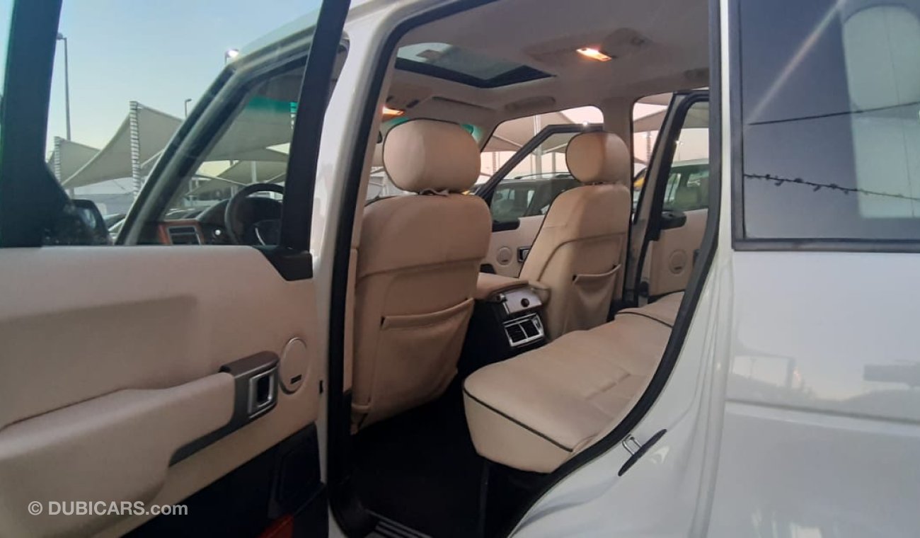 Land Rover Range Rover Vogue HSE Khaleeji Number One - Leather - Slot - Back Wing - Sensors - Wood - Fingerprint - Cruise Control Do