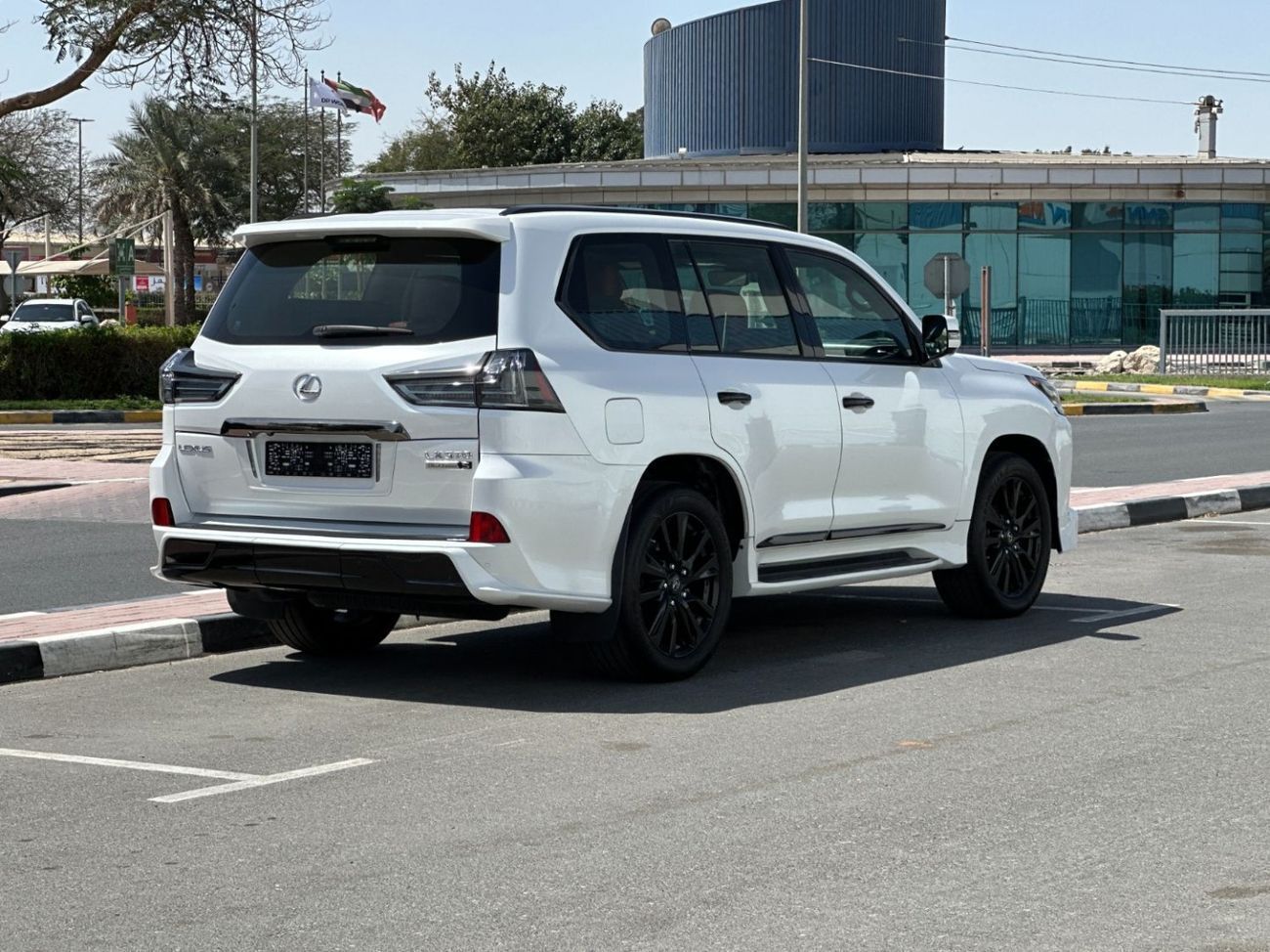 Lexus LX 570 Signature Black Edition 5.7L Lexus Lx570s Signature Black Edition / 5.7L V8 / Gcc Specification