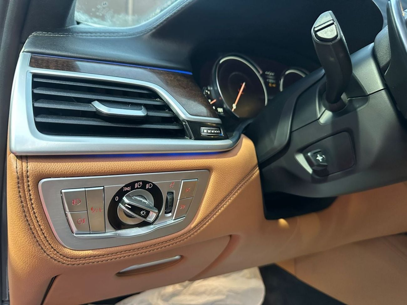 بي أم دبليو 750Li xDrive 4.4L (523 HP)