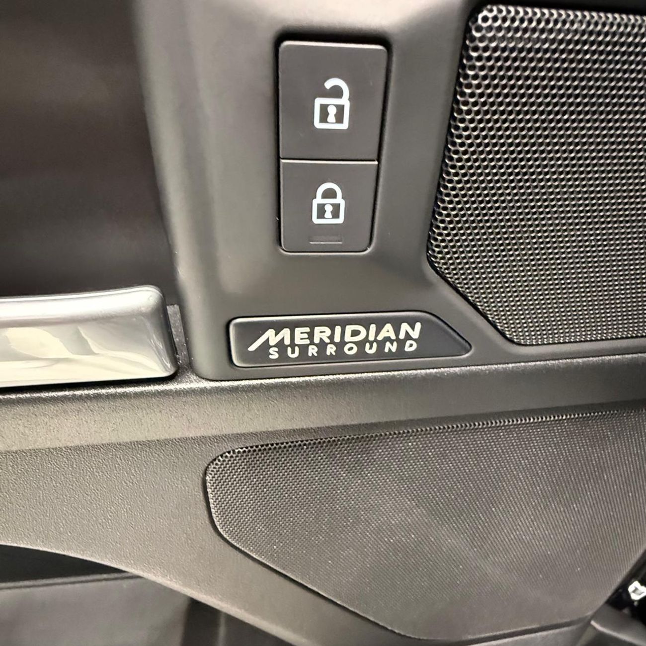 لاند روفر ديفندر 110 X P525 5.0L