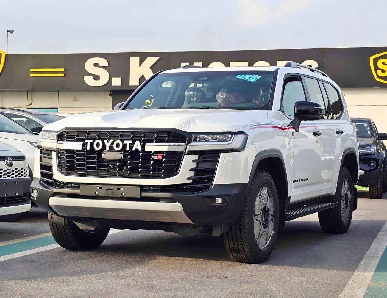 تويوتا لاند كروزر GR SPORT HYBRID | HIGH OPTION | 3.5L PETROL V6 /RADAR/REAR ENTERTAINMENT DVD/COOL BOX (CODE#LC3HGR)