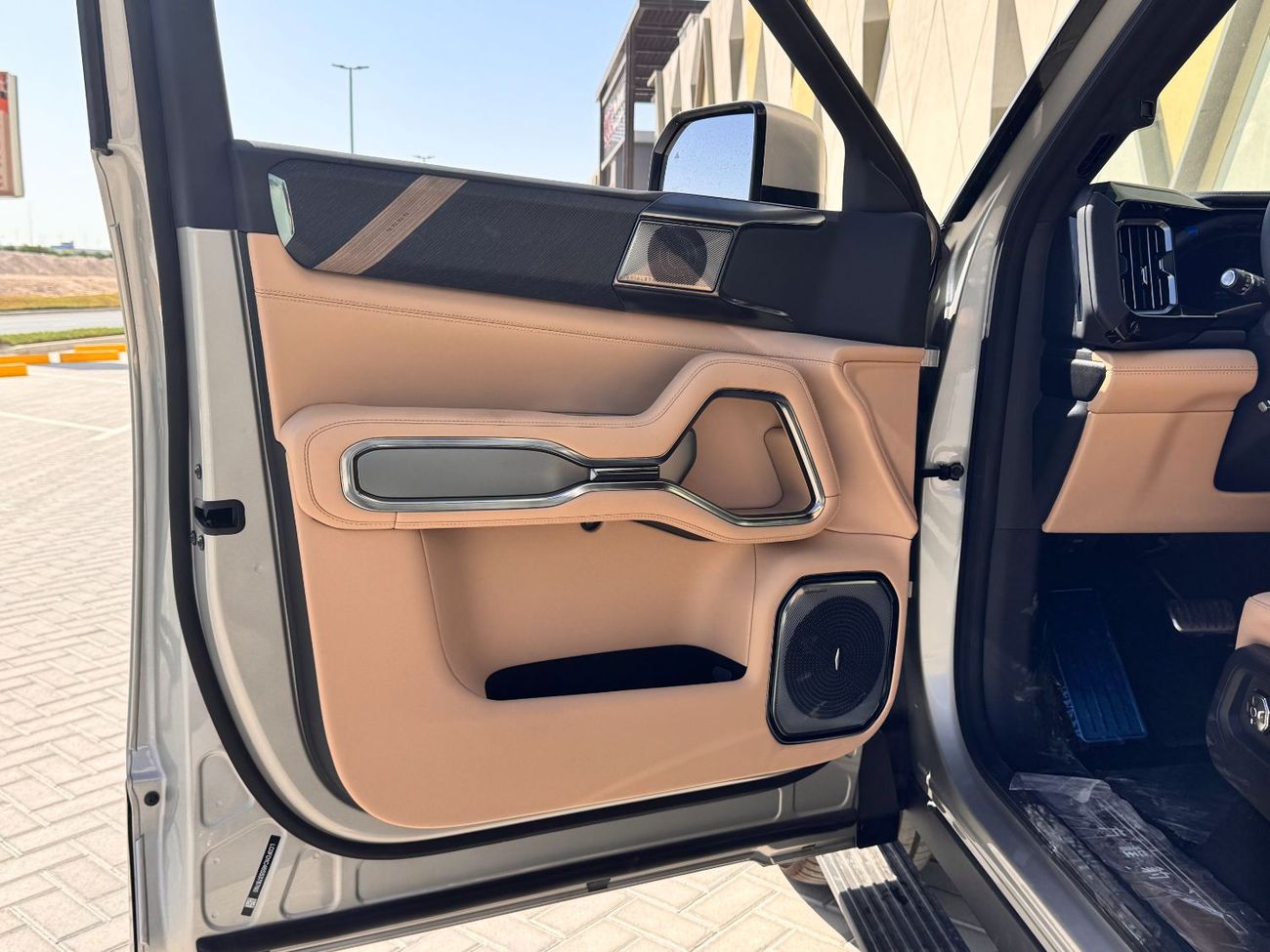 BYD Leopard 8 BYD Leopard 8 Luxury - 7 Seats - Electric Side Step -  2025 Brand New - With WARRANTY