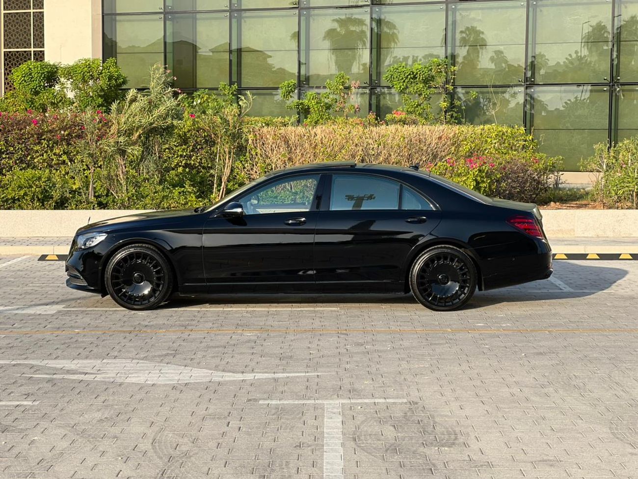 Mercedes-Benz S 560 Std 4.0L (469 HP) 4.0L (469 HP)