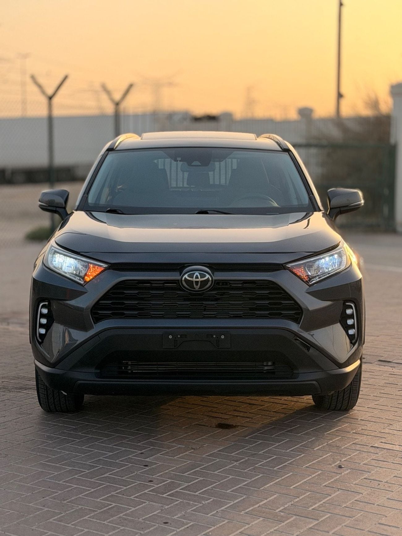 تويوتا راف ٤ XLE 4x4 Drive Full option/ sunroof, push start