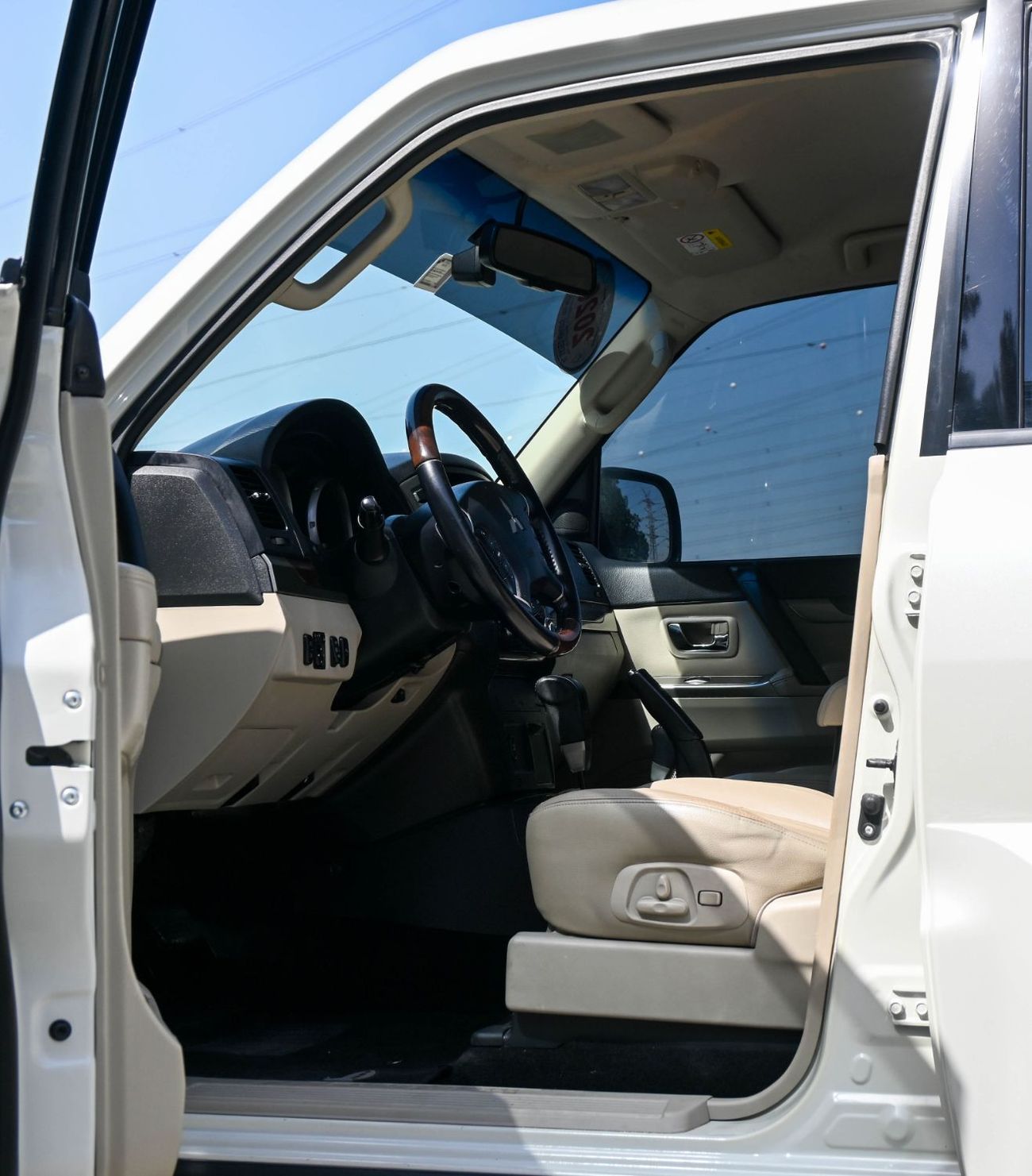 Mitsubishi Pajero GLS Mid 3.8L (274 HP) Mitsubishi Pajero 3.8L 2020 GCC Original Paint accident-free