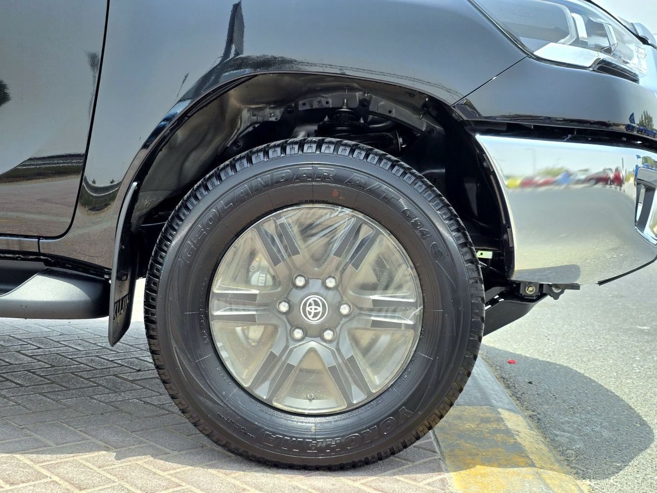 تويوتا هيلوكس TOYOTA HILUX PETROL 2.7 DOUBLE CABIN - A/T - HIGH OPTIONS - PUSH START - 2025 - BLACK INSIDE BLACK -