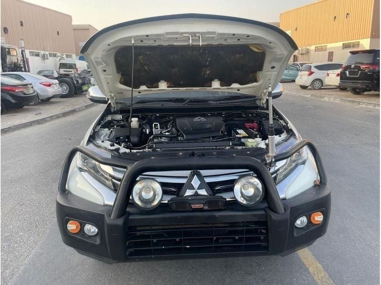 ميتسوبيشي باجيرو Diesel 2.4 Liter Right Hand Drive Automatic 4WD T.V Back Camera