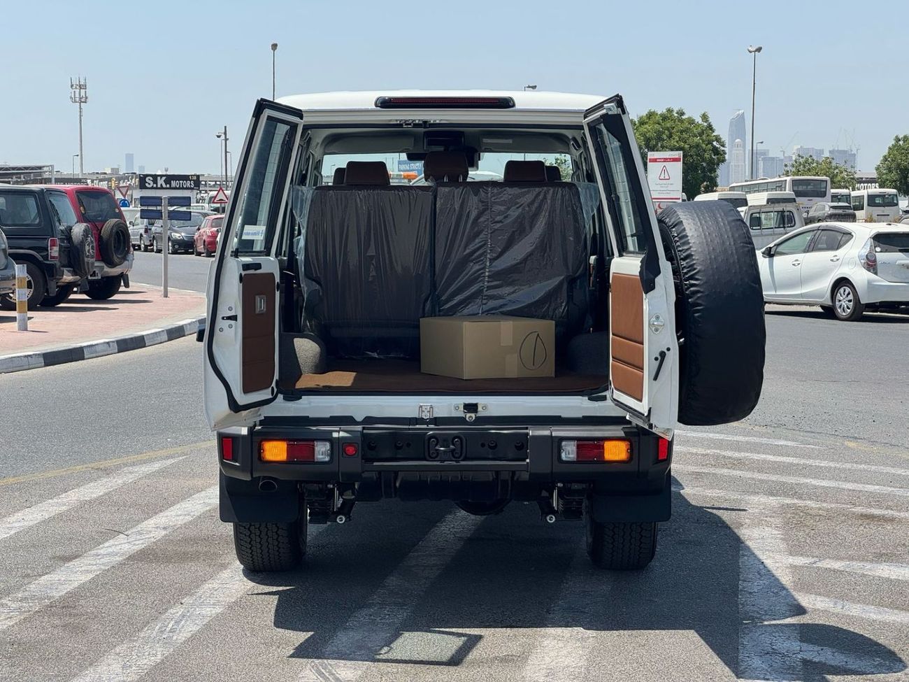 تويوتا لاند كروزر 70 2025 TOYOTA LAND CRUISER LC76 HARD TOP, 4L, PETROL, A/T, 4WD, WHITE/BEIGE