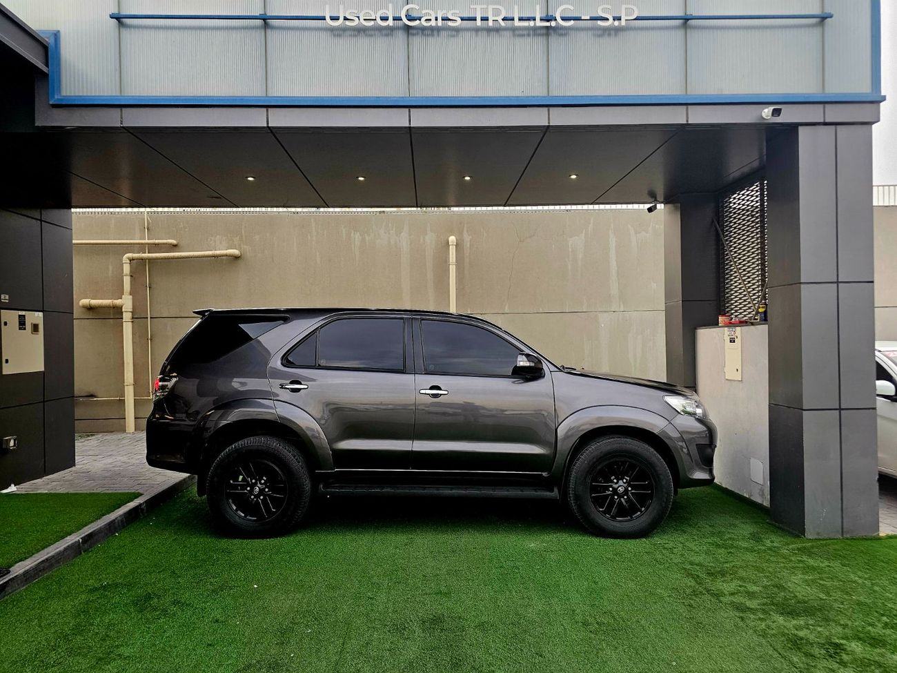 Toyota Fortuner EXR/ V4 2.7L 4WD/ LEATHER DVD/ LOW MILEAGE