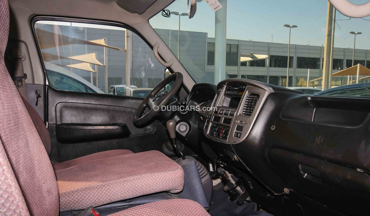 نيسان أورفان