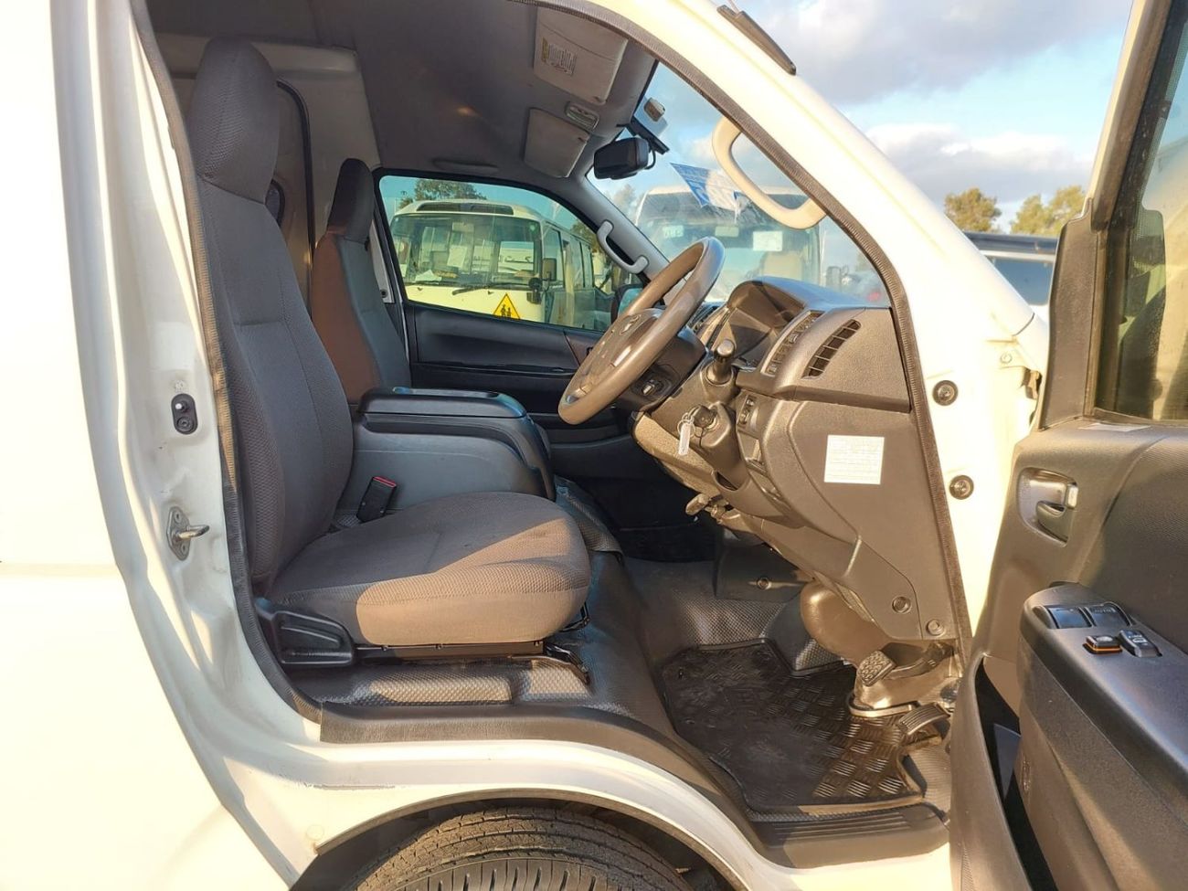 Toyota Hiace TOYOTA HIACE COMMUTER VAN RHD 2016 MODEL 3.0 L DIESEL AUTOMATIC(PM18509)