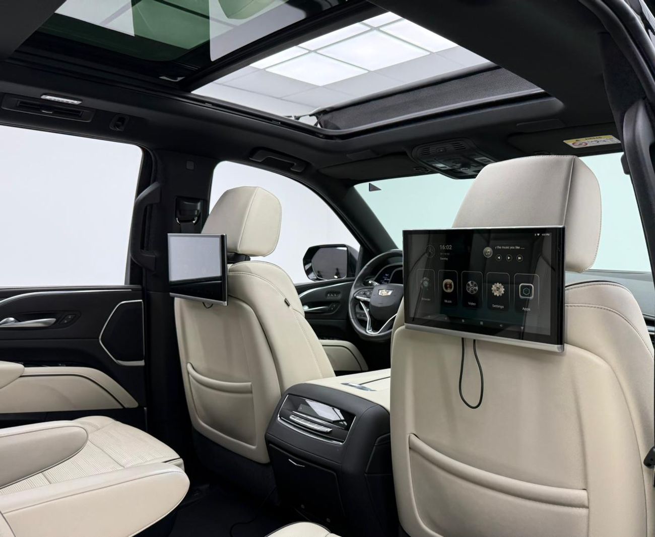 كاديلاك إسكالاد 2023 Cadillac Escalade Platinum Luxury, 2028 Cadillac Warranty + Service Pack, Low Km, 7 Seater, GCC