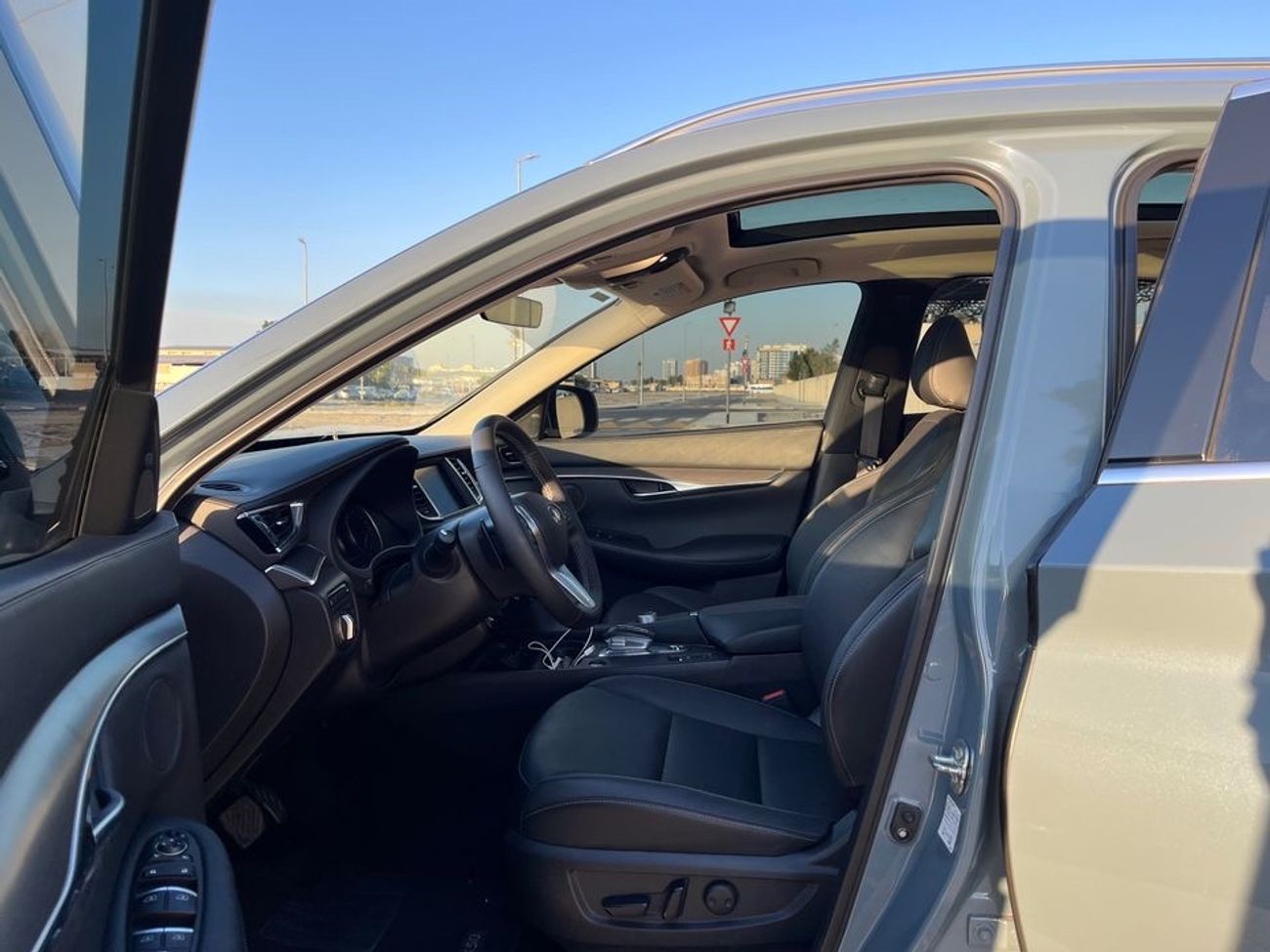 إنفينيتي QX50 2.0T Luxe (FWD)