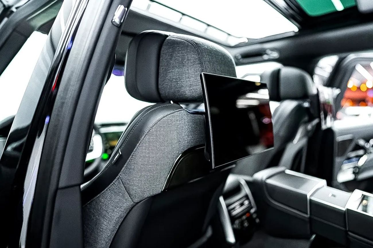 Land Rover Range Rover Autobiography SV 5.0L MIDDLE EAST SPECS | SV P530 | REAR TVS | LEG REST TWO TONE INTERIOR