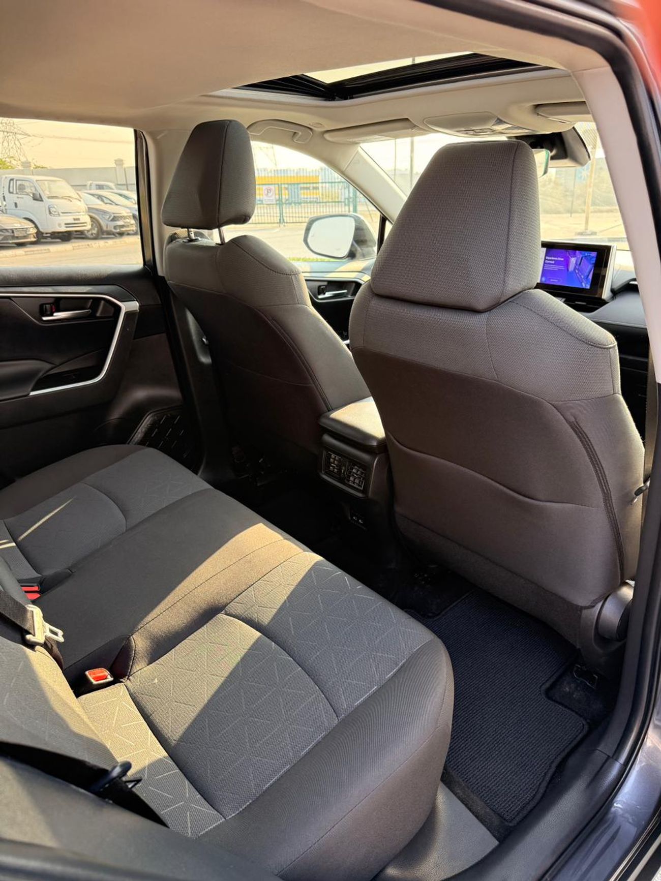 تويوتا راف ٤ XLE 2.5 L | Sunroof, push start 2024 model