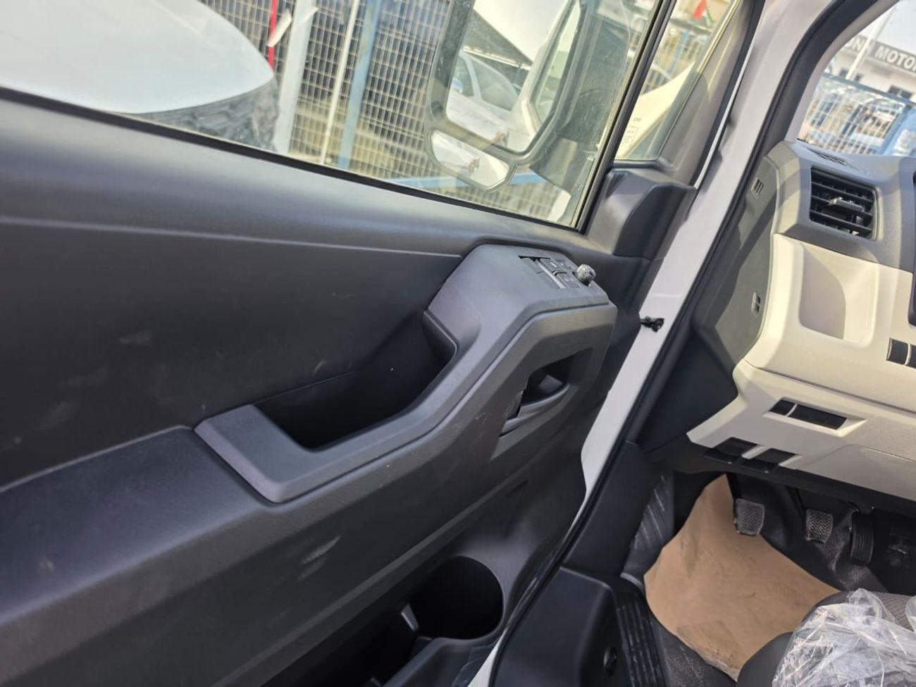 تويوتا هاياس Toyota Hiace GRH300 3.5L Van 2026 – سقف عادي | دفع خلفي | بنزين | فان تجاري